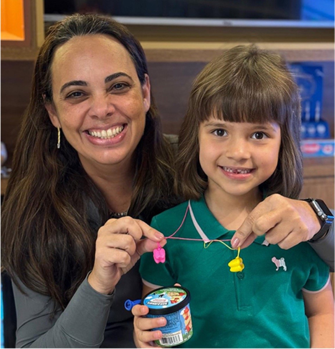 Dra. Anelise com paciente sorrindo